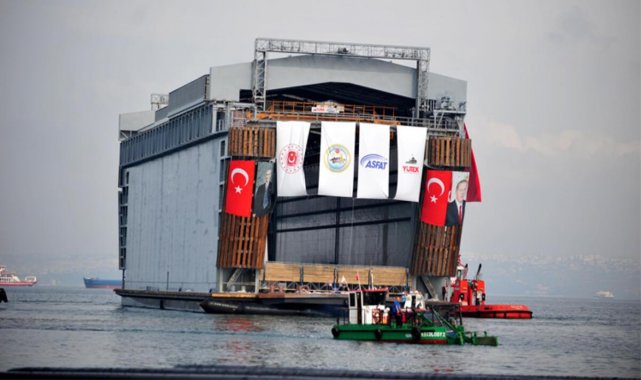 Dünyada tek! Dev denizaltı havuzu suya indirildi