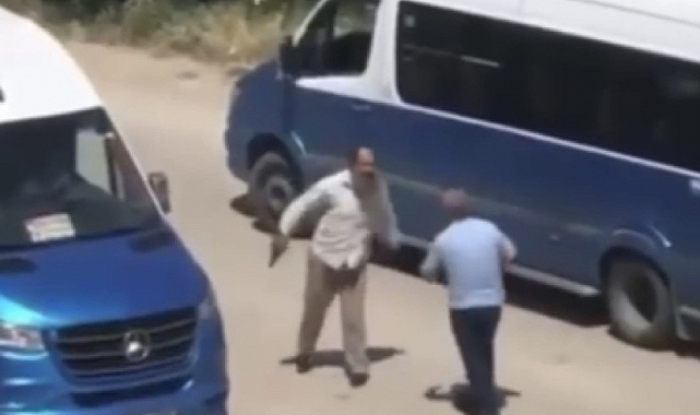 İşçi servisi ile minibüs şoförünün silahlı, sopalı kavgası kamerada