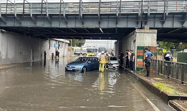 İstanbul'da kuvvetli yağış hayatı felç etti