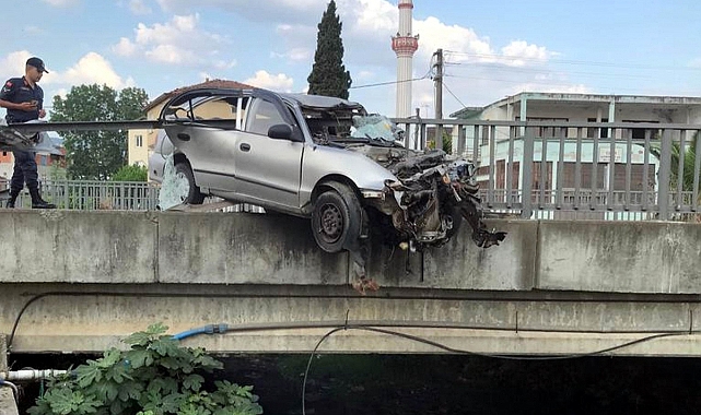 Köprünün korkulukları otomobile ok gibi saplandı