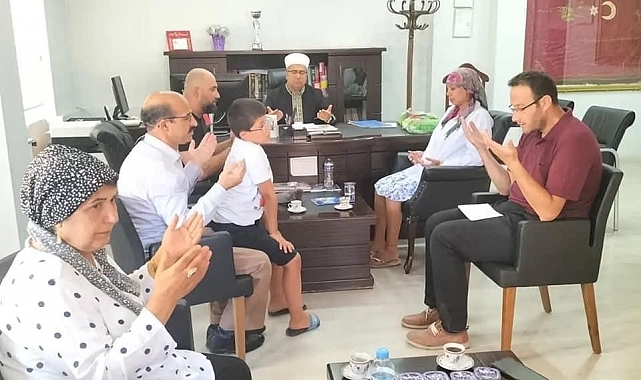 Kur'an okuyunca huzur bulduğunu söyleyen kadın Müslüman oldu