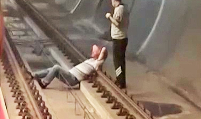 Metro raylarında ölümüne keyif yaptı