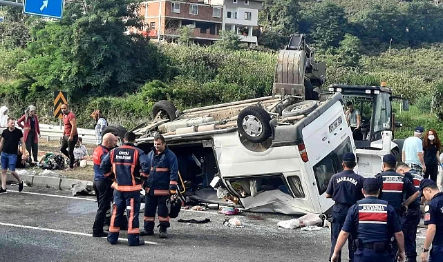 Mevsimlik tarım işçilerini taşıyan minibüs ile hafif ticari araç çarpıştı: 16 yaralı
