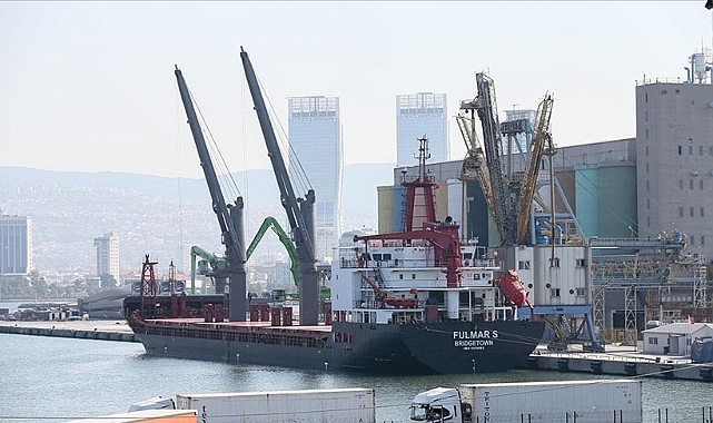 Mısır yüklü gemi Alsancak Limanı'nda
