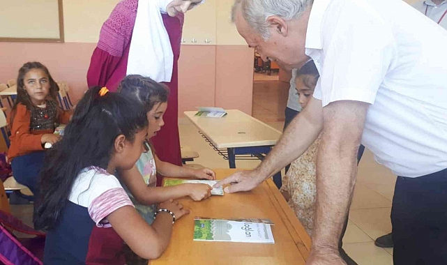 Mustafakemalpaşa'da 'Mevsimlik' çocukların yüzü güldü