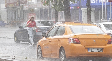Sağanak yağış Başkenti de felç etti....bir kişi hayatını kaybetti