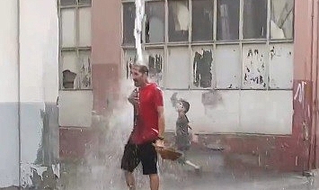 Sağanak yağmurda oluktan akan suyla böyle banyo yaptı