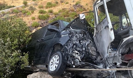 Sanatçı İbrahim Tatlıses, Bodrum'da geçirdiği trafik kazasında araçta sıkıştı