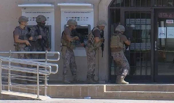 Son dakika... Antalya'da banka müdürü, şubede rehin alındı