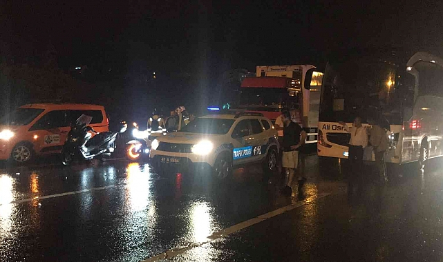 TEM'de tır bariyerlere çarptı, İstanbul istikameti 1 buçuk saat trafiğe kapandı