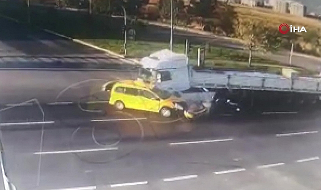 TIR Taksiyi böyle biçti... 2 kişi öldü