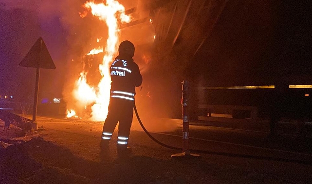 Alevlere teslim olan tır itfaiye ekiplerince söndürüldü