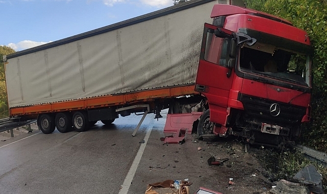 Bursa-Ankara kara yolunda bariyere çarpan tır yolu kapattı