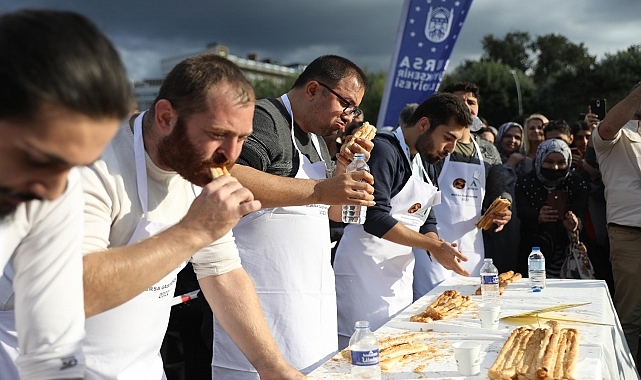 Bursa Gastronomi Festivali'nde "En uzun börek yeme yarışması" düzenlendi