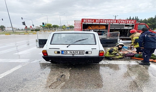 Bursa'da kırmızı ışıkta bekleyen kamyonete otomobil arkadan çarptı, 2 kişi yaralandı