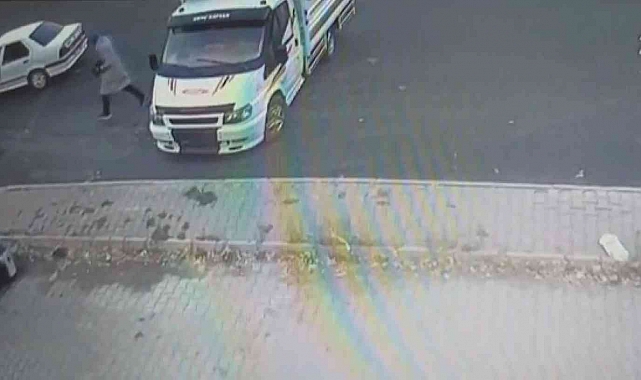 Çalıntı otomobille giderken bir de kamyonet çaldılar