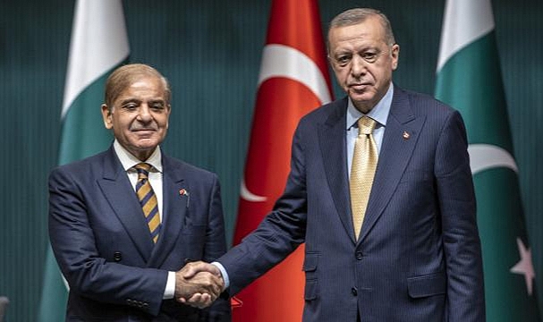 Cumhurbaşkanı Erdoğan ve Şahbaz Şerif telefonda görüştü