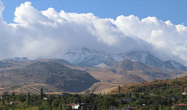 Erciyes Dağı'na mevsimin ilk karı yağdı