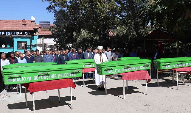 Feci kazada ölen 6 kişilik aile defnedildi