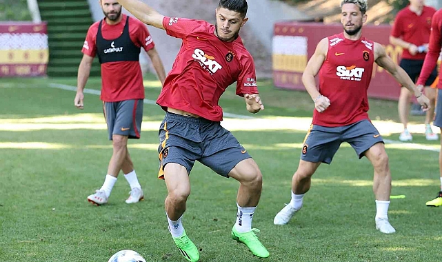 Galatasaray'da yeni futbolcular ilk antrenmanına çıktı