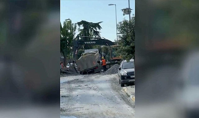 İBB'nin altyapı çalışması sırasında su borusu patladı