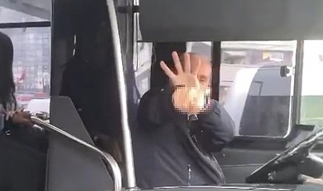 İETT şoförü yol soran kadına el hareketi yaptı