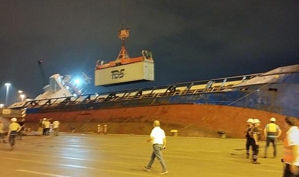 İskenderun’da konteyner gemisi battı