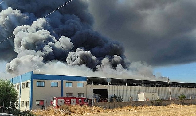 İzmir'de yatak fabrikasındaki yangını söndürme çalışmaları sürüyor