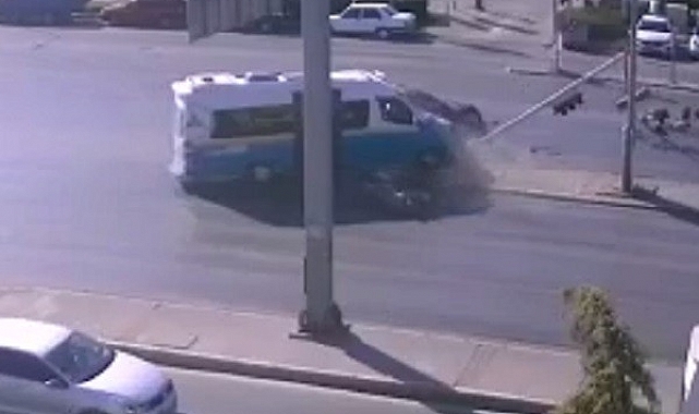 İzmir'de 16 kişinin yaralandığı kaza anı kamerada
