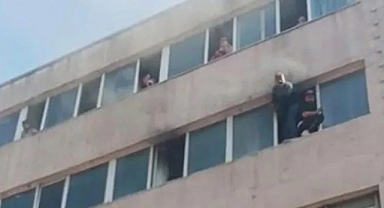 Kağıthane'de yangında 20 kişi binada mahsur kaldı