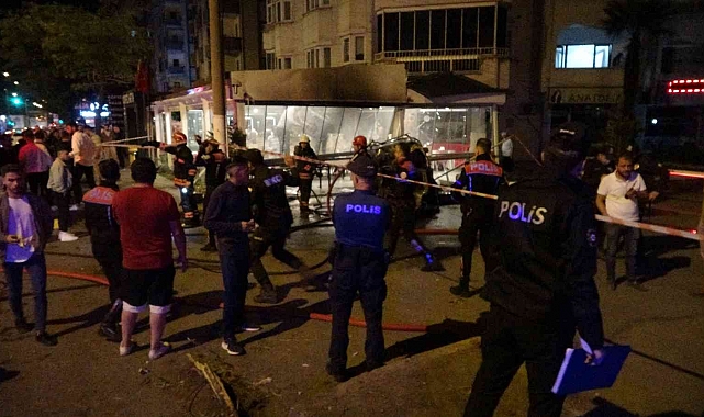 Kontrolden çıkıp restorana giren araç alev aldı