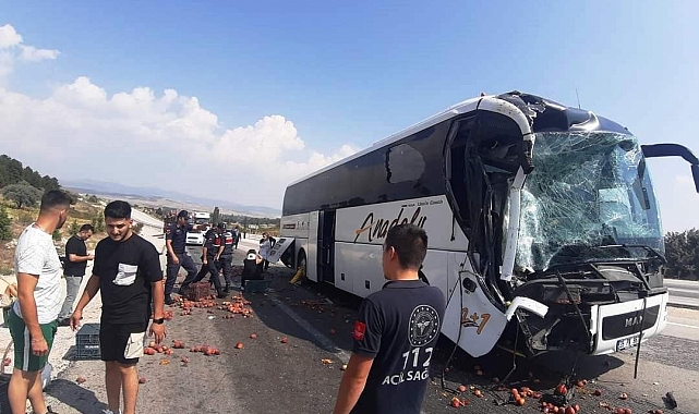 Kütahya'da yolcu otobüsü kamyona çarptı: 8 yaralı