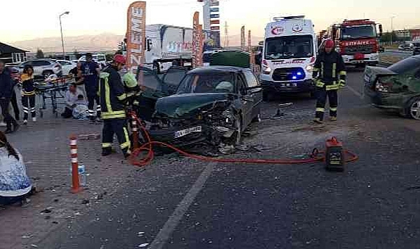 Lastiği patlayan otomobil dehşet saçtı