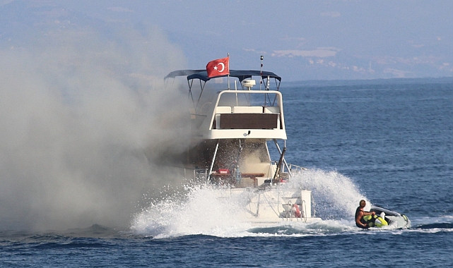 Lüks yat denizin ortasında alev aldı