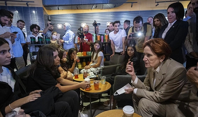 Meral Akşener Starbucks'ta gençlerle sohbet etti: 'Kimi trollesem acaba?'