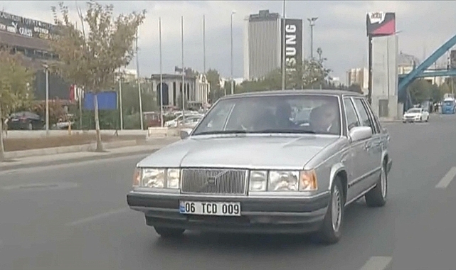 MHP Lideri Bahçeli klasik otomobili ile yollarda