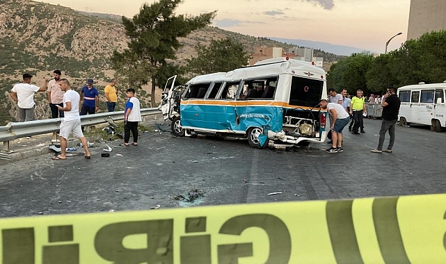 Otobüs yolcu indiren minibüse çarptı