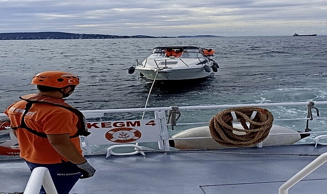 Pendik açıklarında sürüklenen tekne kurtarıldı