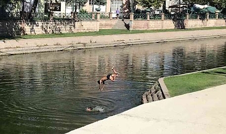 Porsuk'ta 'Bizden hızlısı mezarda' diyerek yüzdüler