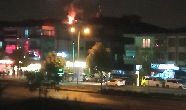 Restoranın çatısı alev alev yandı
