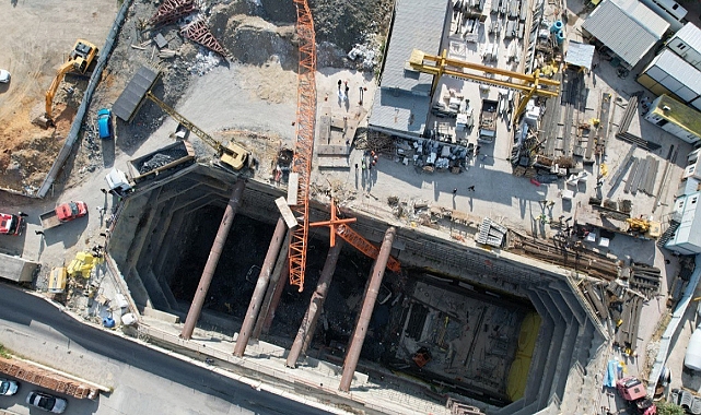 Metro çalışmasında vinç devrildi; 2 kişi öldü..