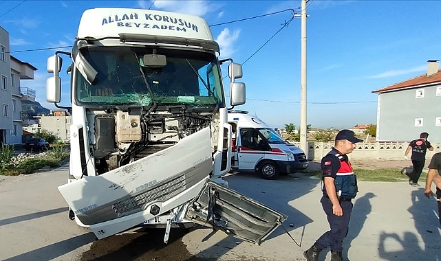 TIR işçi servisini biçti