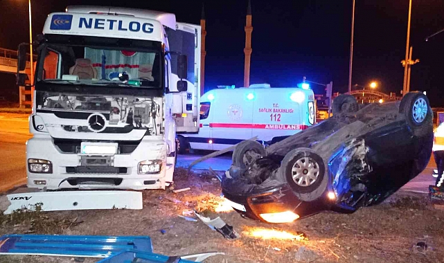 Tırın çarptığı araç hurdaya döndü, araçta 1'i ağır olmak üzere 2 kişi yaralandı