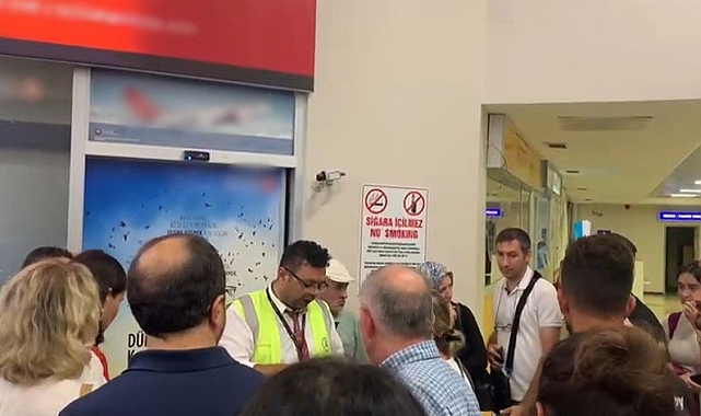 Uçak 12 saat rötar yaptı, yolcular mağdur oldu