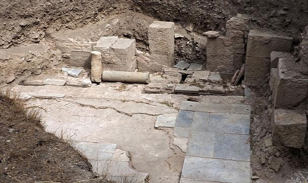 Adramytteion kazısında Roma hamamına ait yer altı ısıtma sistemi bulundu