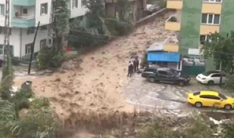 Artvin'i sağanak ve dolu vurdu: Yollar çamurla kaplandı