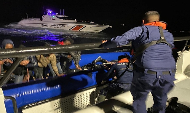 Balıkesir açıklarında Türk kara sularına itilen 135 düzensiz göçmen kurtarıldı