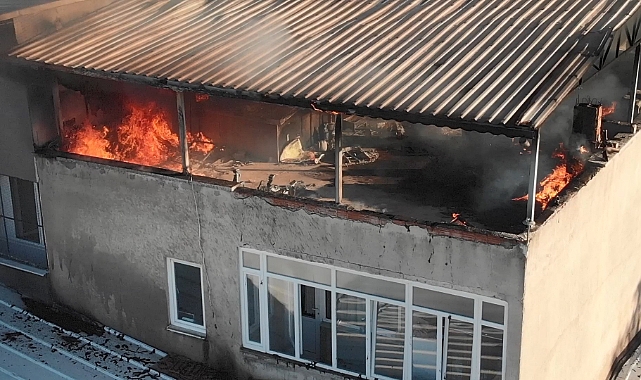 Bursa'da 5 katlı apartmanın çatı katında çıkan yangın korku dolu anlar yaşattı