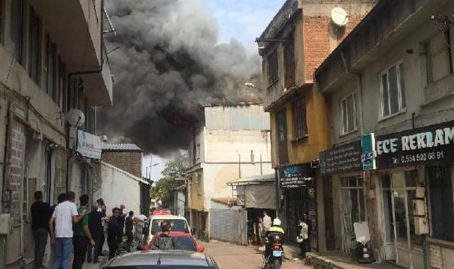 Bursa’da mobilya imalathanesinde yangın