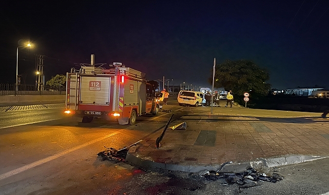 Bursa'da yönlendirme tabelasına çarpan sürücü ağır yaralandı